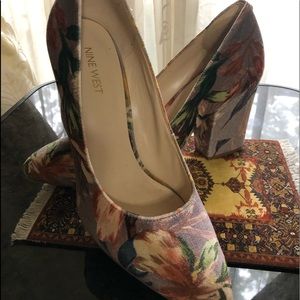 Floral-colored suede pumps. Size 8.